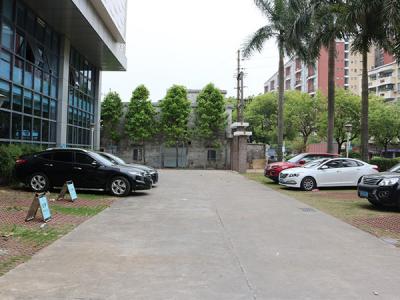 潤東方環(huán)?？照{冷風(fēng)機廠(chǎng)家銷(xiāo)售部室外停車(chē)場(chǎng)